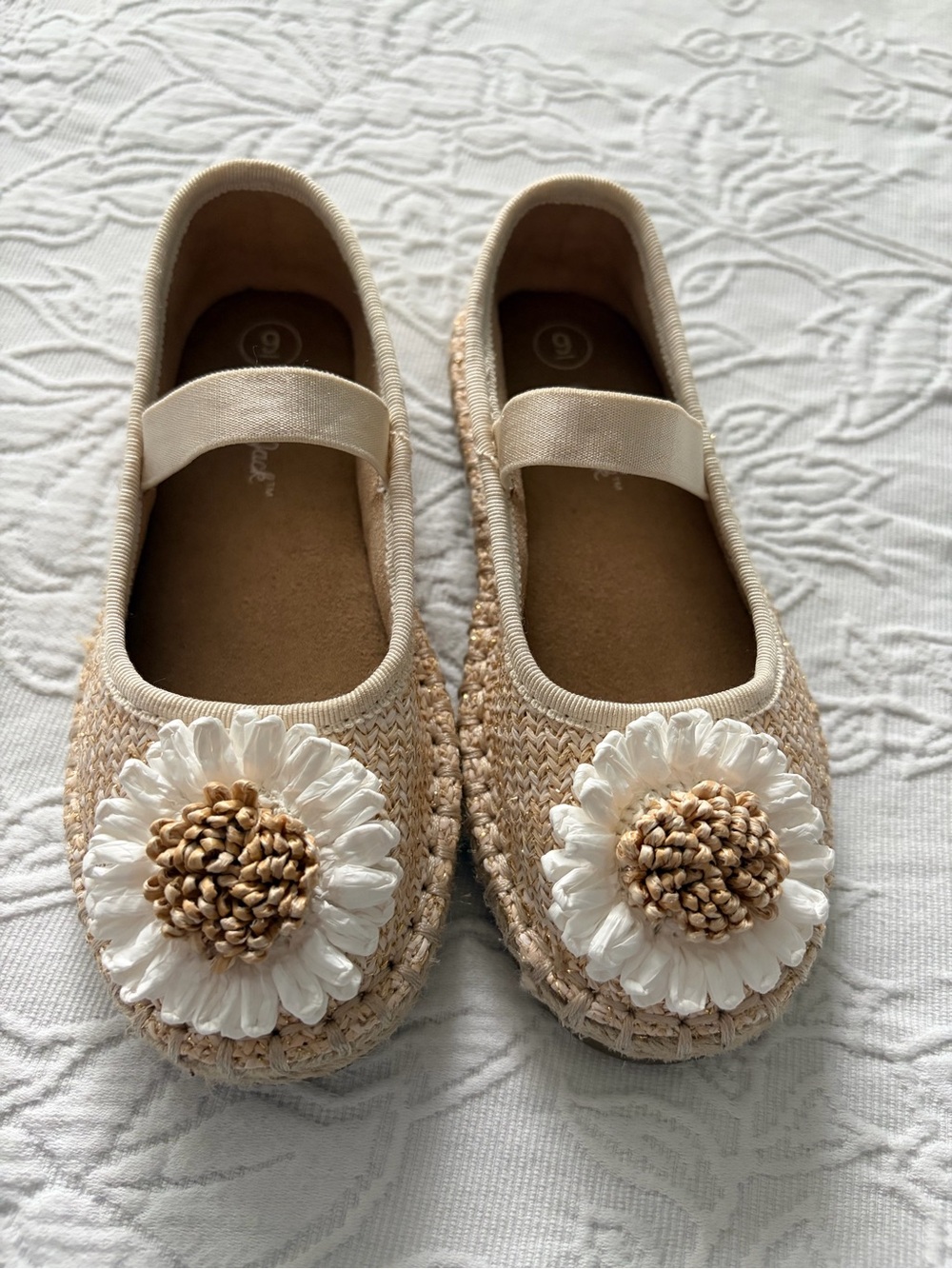 Girls Beige Woven Mary Jane Shoes with White Flower cat Jack 9